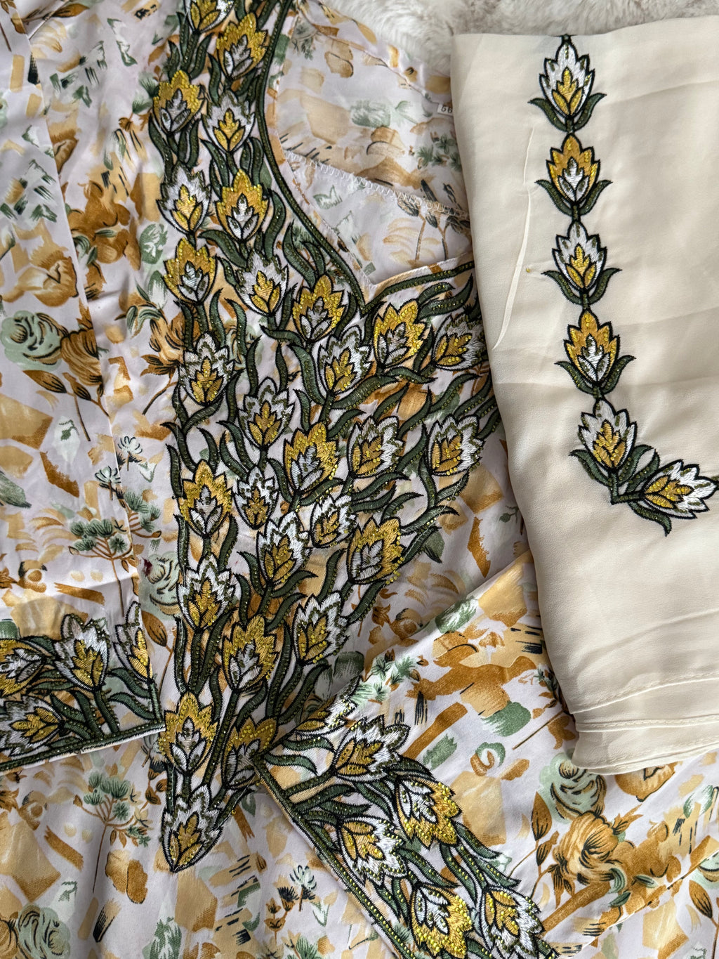 Mukhawar avec un foulard