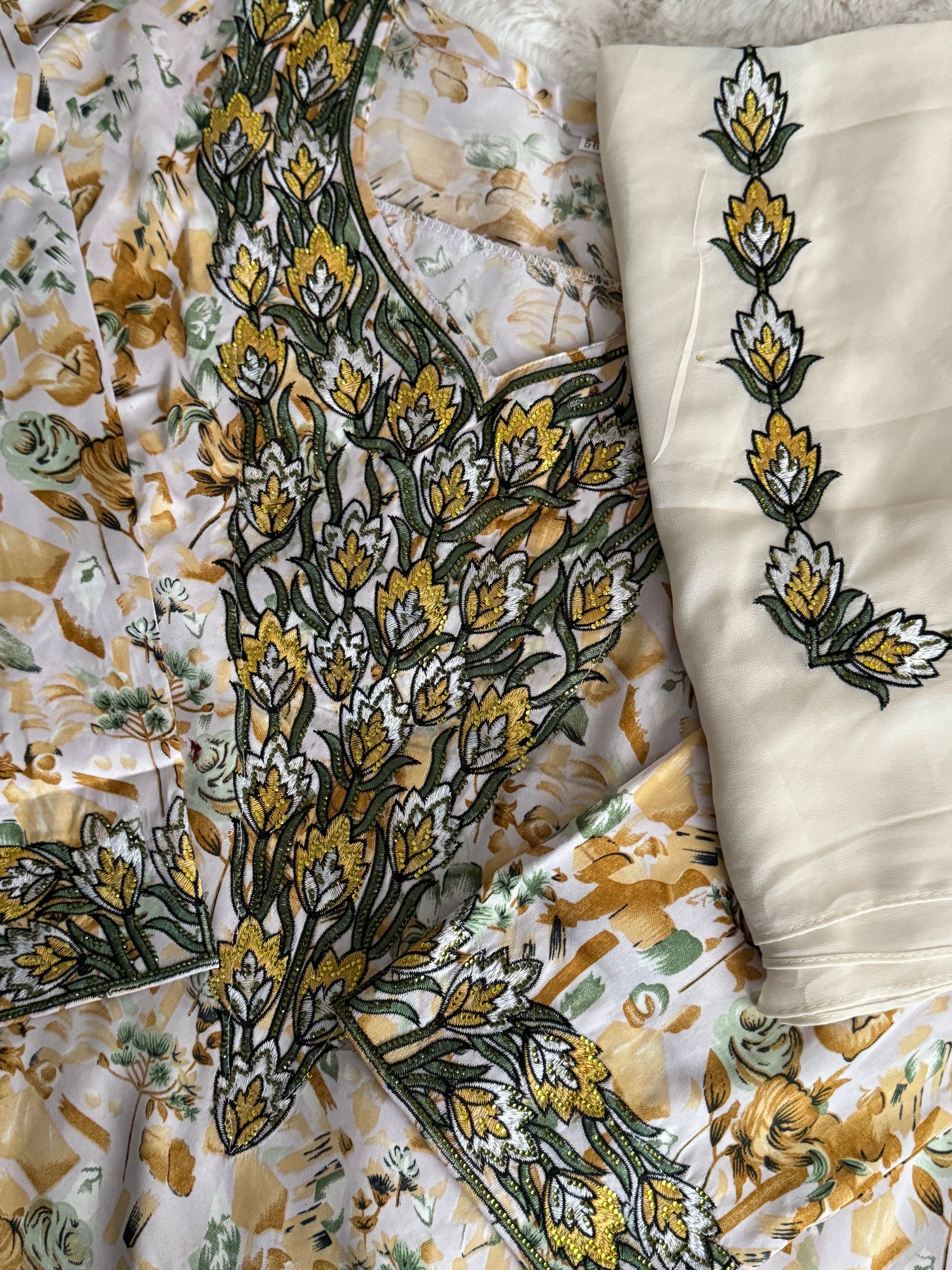 Mukhawar avec un foulard