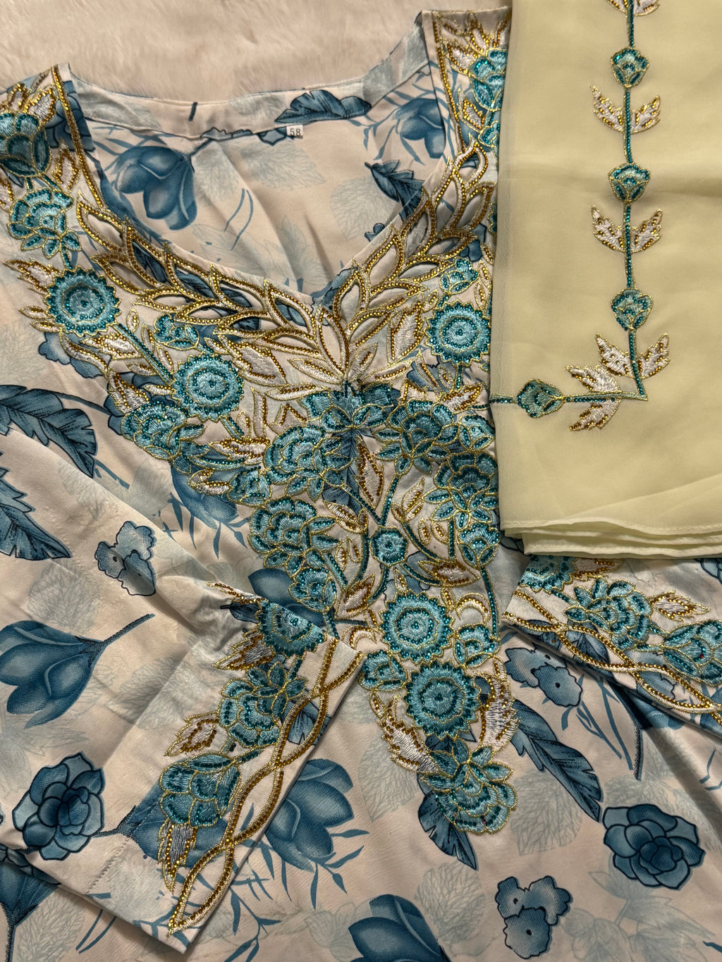 Mukhawar avec un foulard