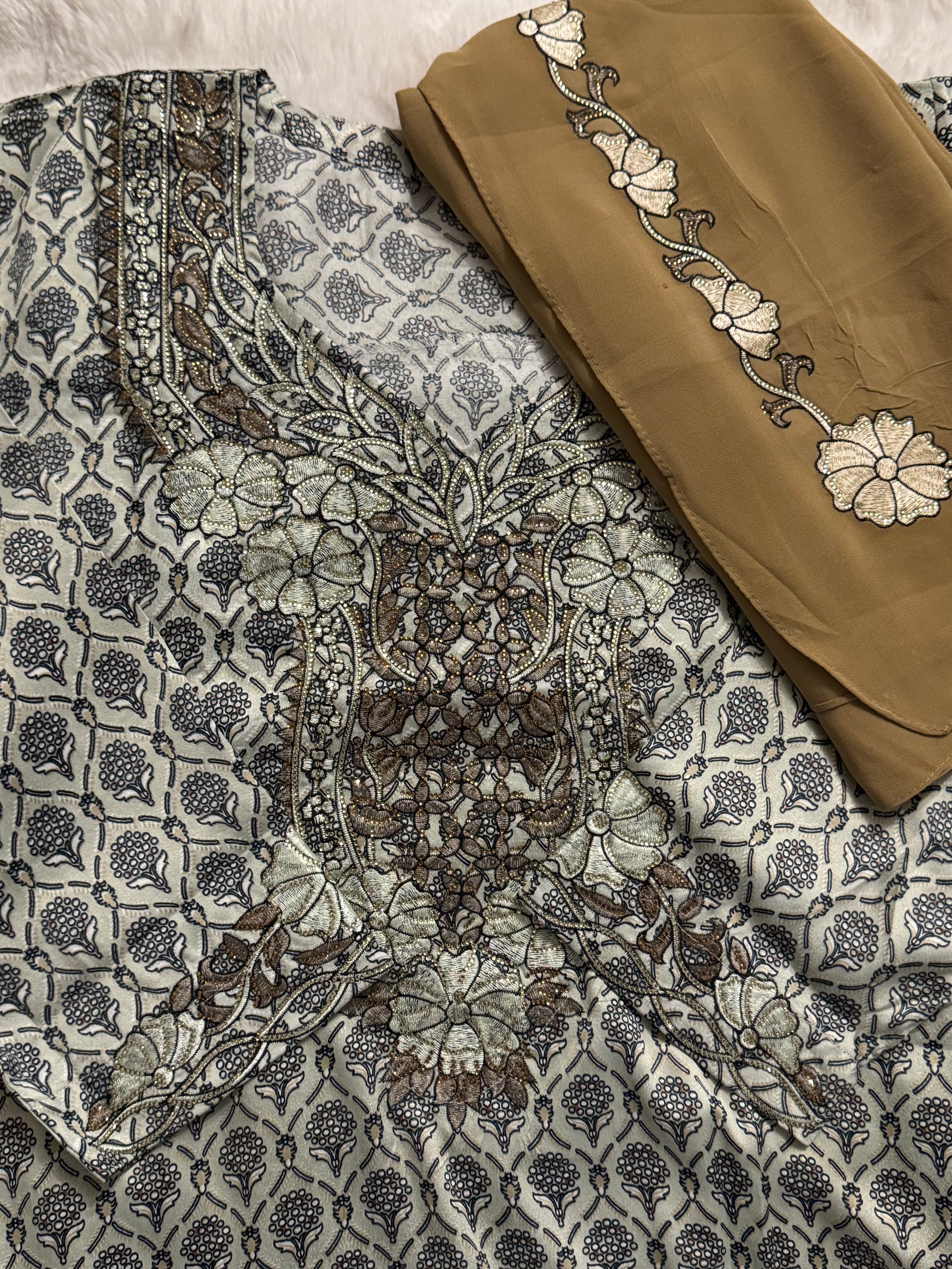 Mukhawar avec un foulard