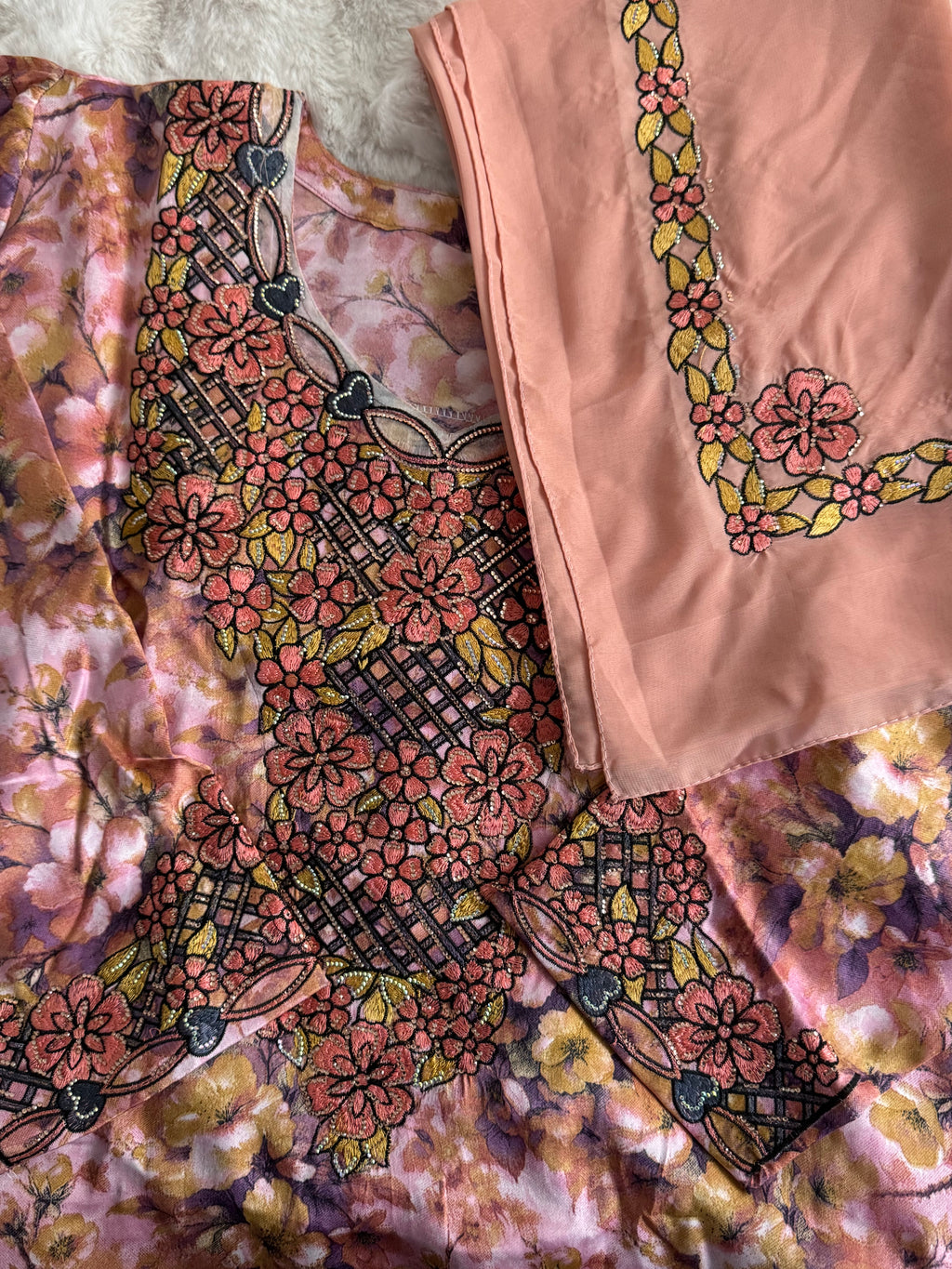 Mukhawar avec un foulard