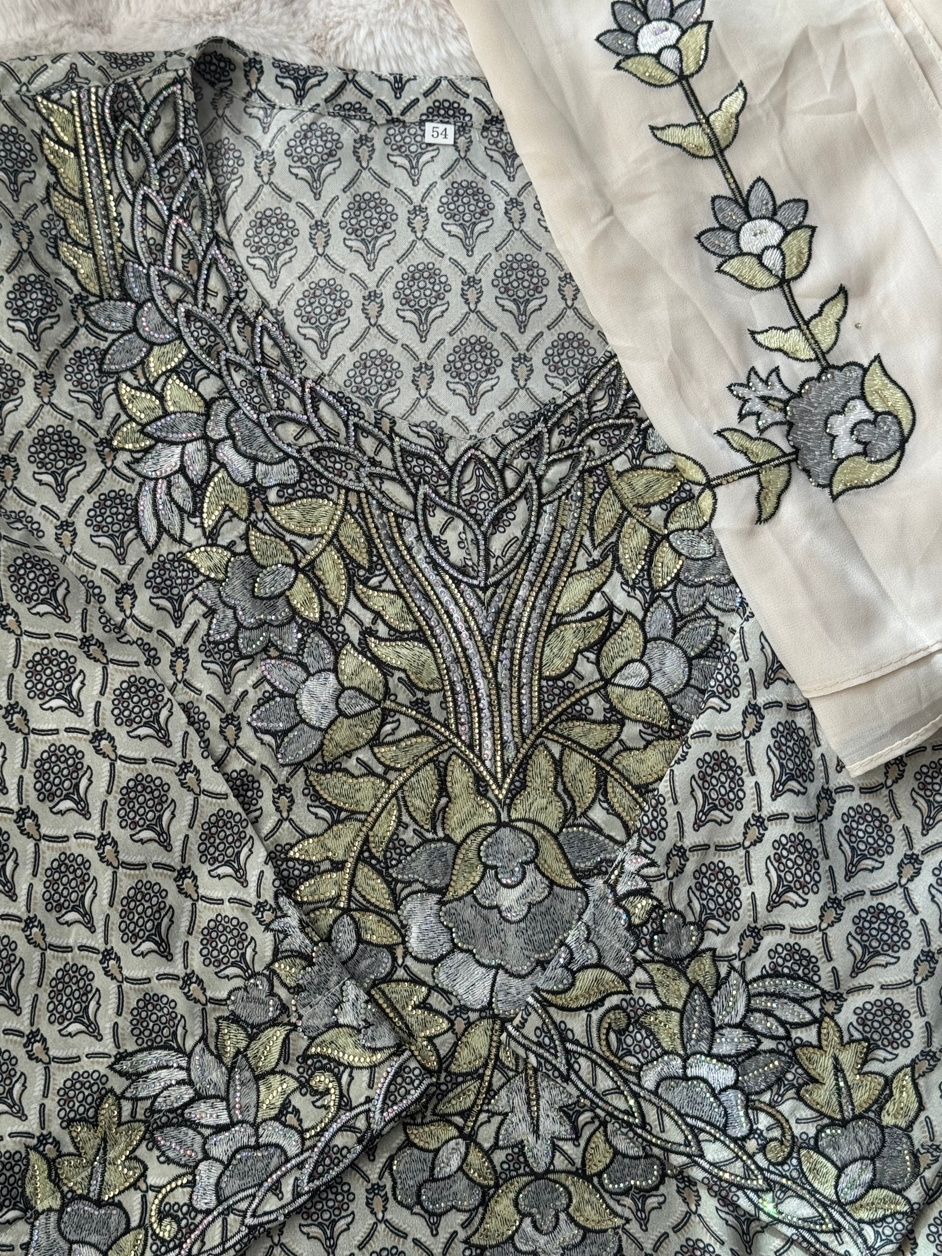 Mukhawar avec un foulard