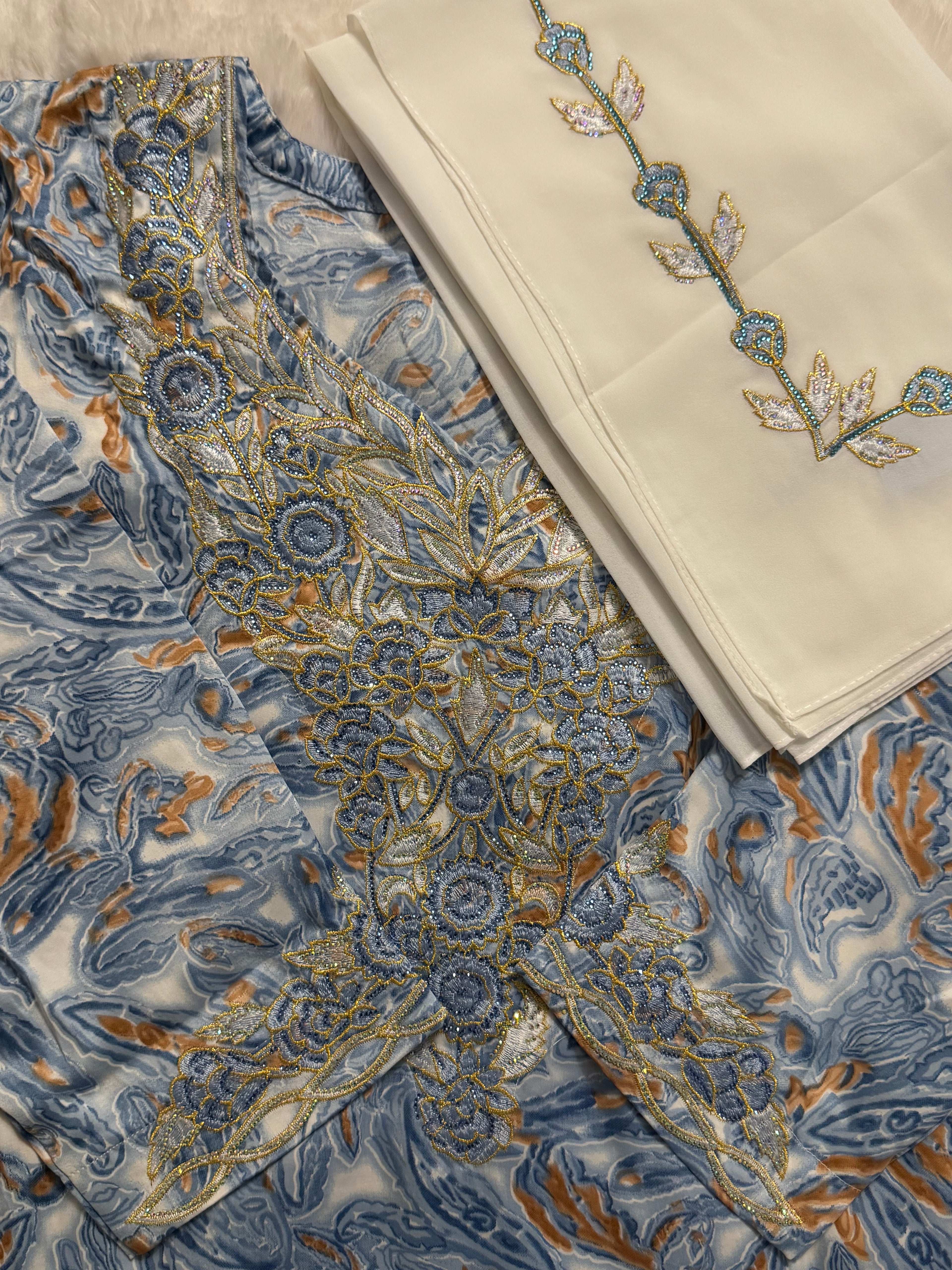 Mukhawar avec un foulard