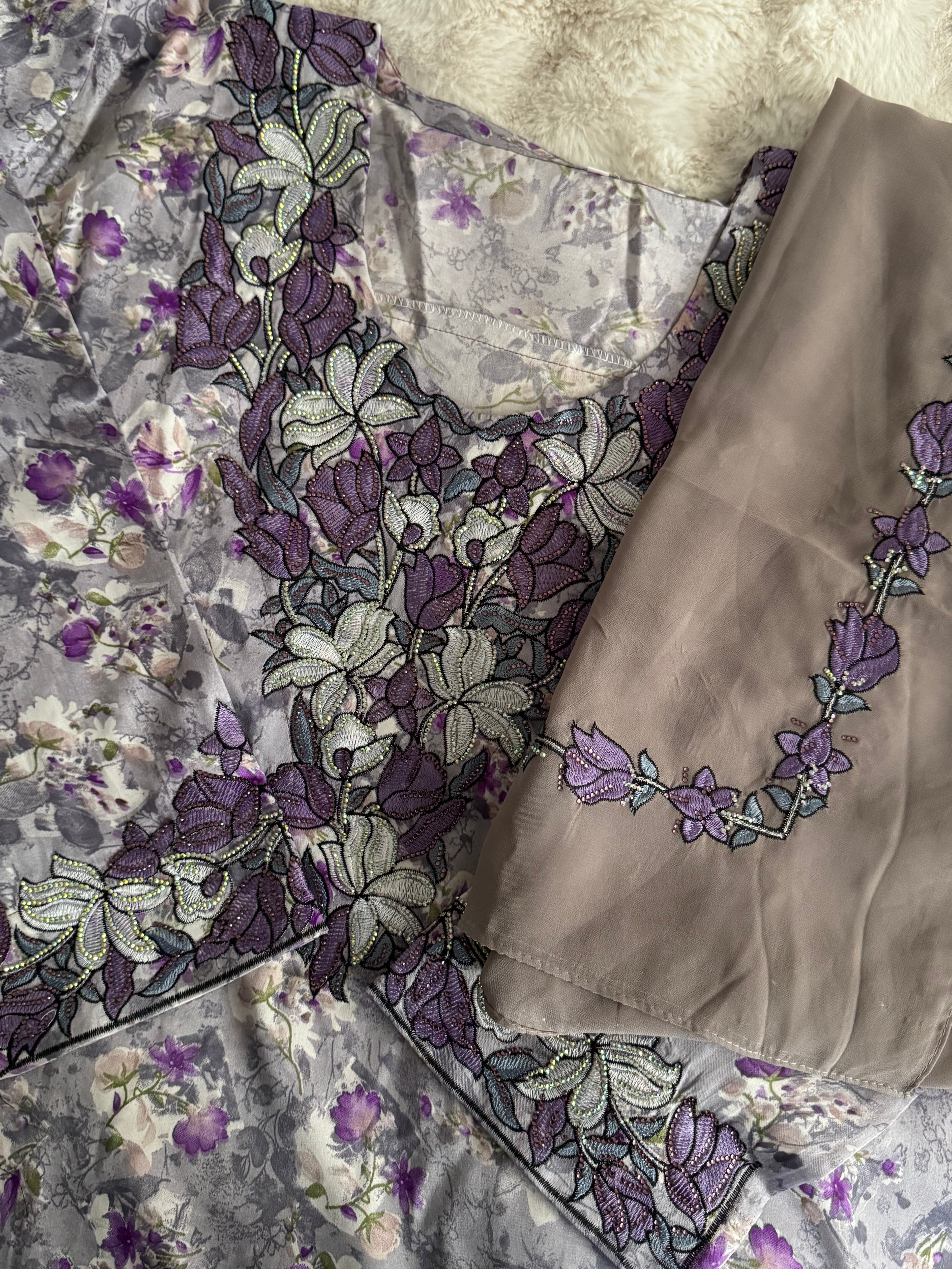 Mukhawar avec un foulard