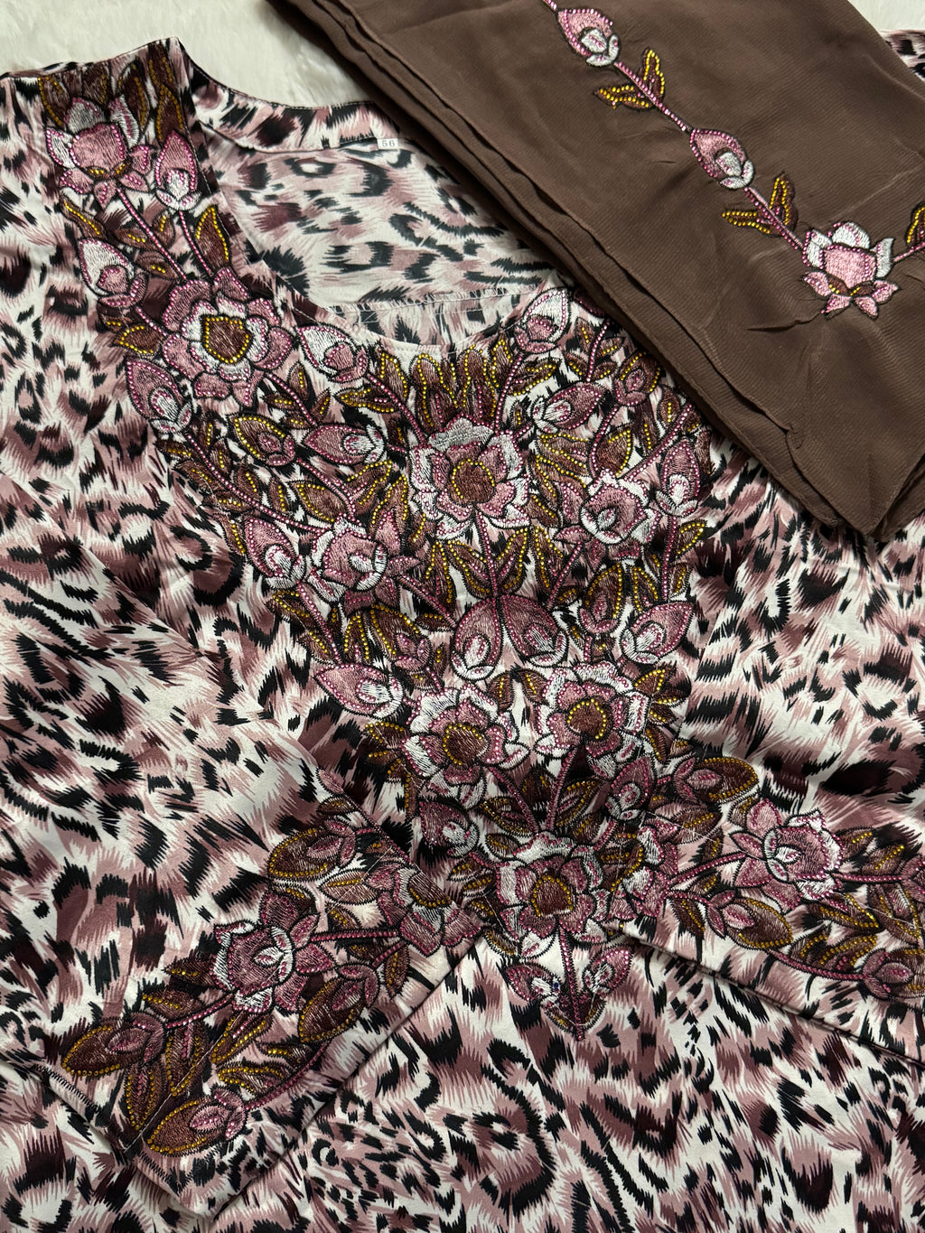 Mukhawar avec un foulard