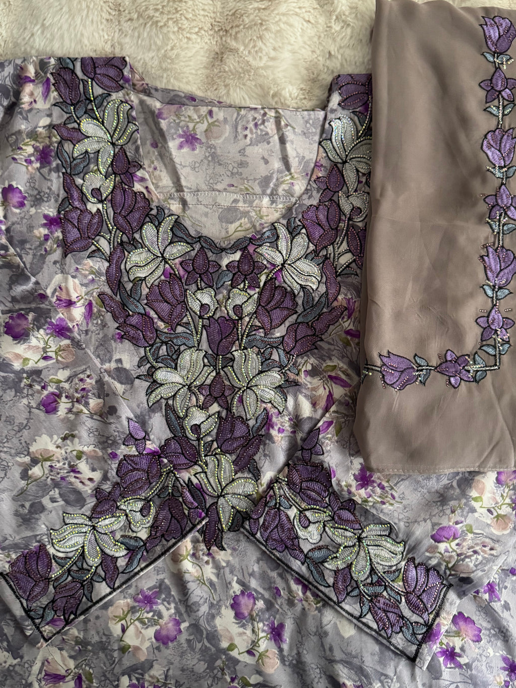 Mukhawar avec un foulard