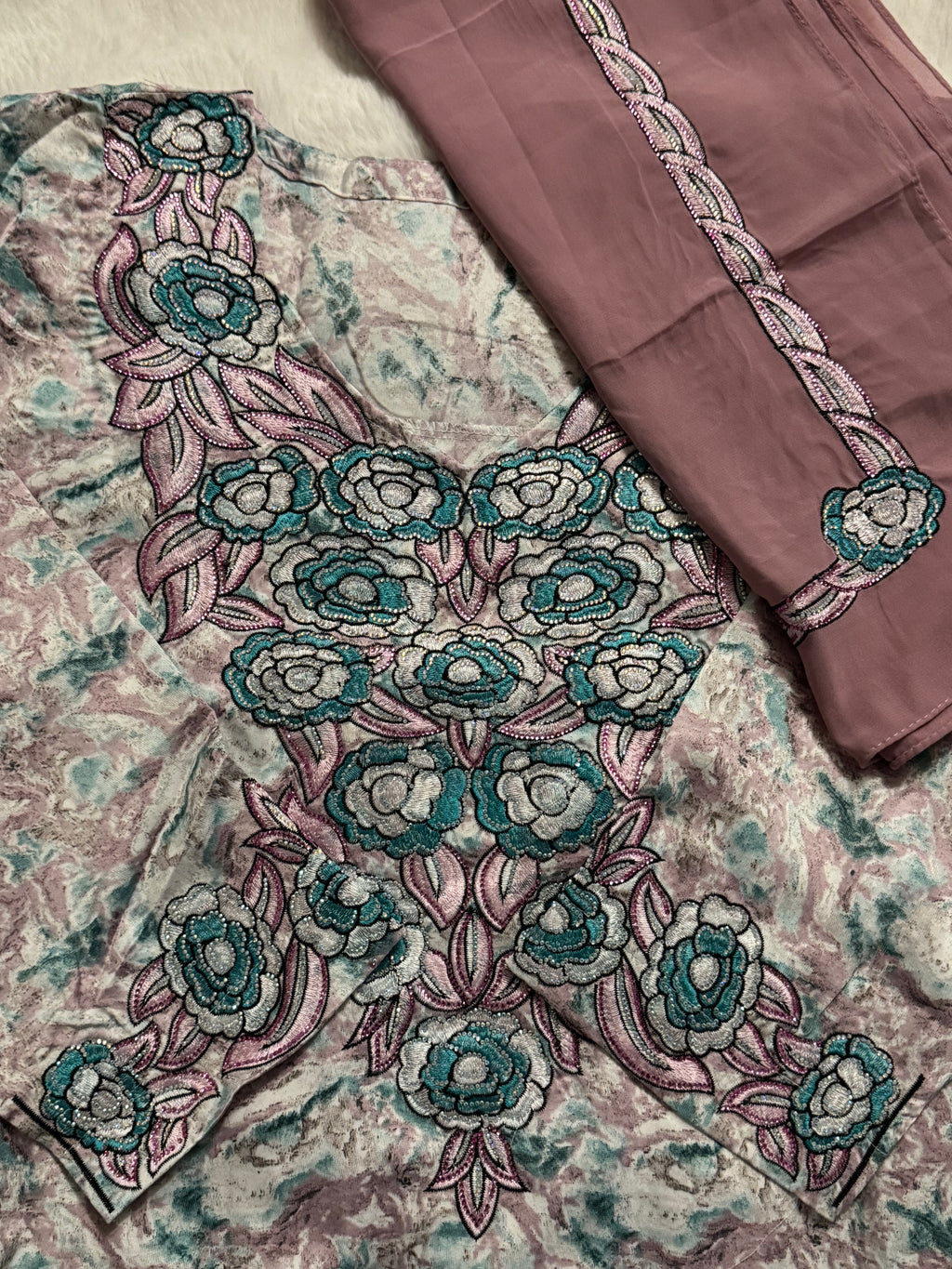 Mukhawar avec un foulard