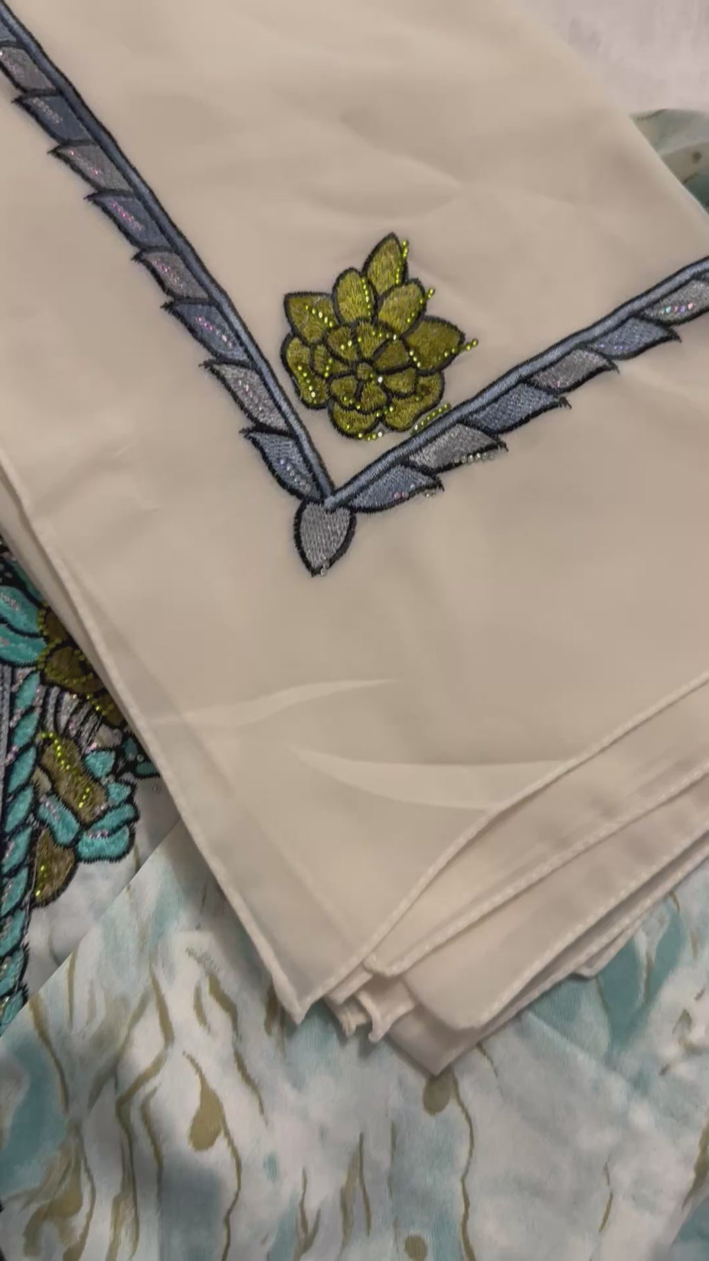 Mukhawar avec un foulard